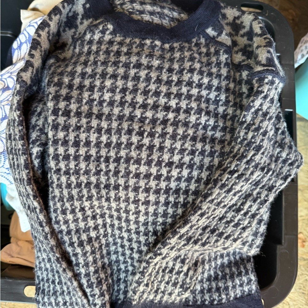 J. Crew Navy Gray Houndstooth Sweater Soft Warm Material size XS Holiday Party
